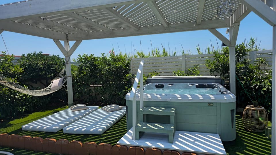 Garden, Hot Tub
