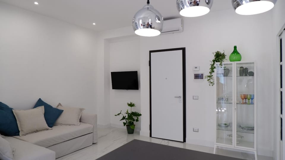 TV and multimedia, Living room, Seating area, air conditioner