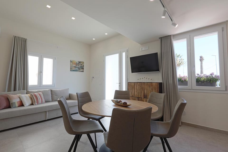 Communal lounge/ TV room, Living room, Seating area, Dining area, Sea view
