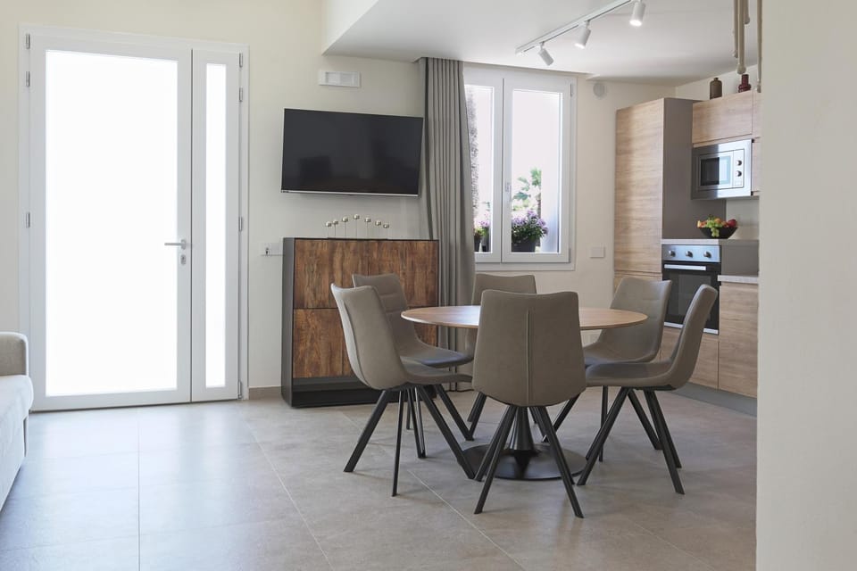 TV and multimedia, Living room, Seating area, Dining area, Sea view