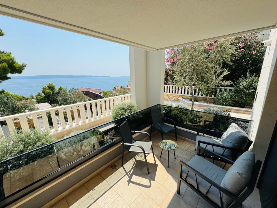 Patio, View (from property/room), Balcony/Terrace, Seating area, Sea view