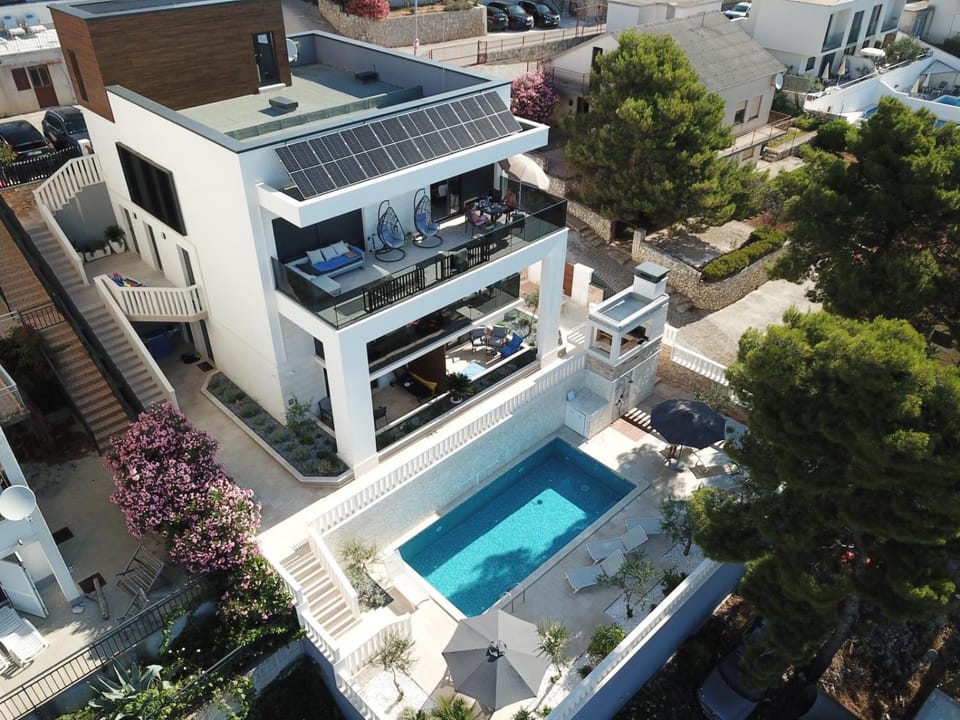 Property building, Bird's eye view, Swimming pool, Location, sunbed