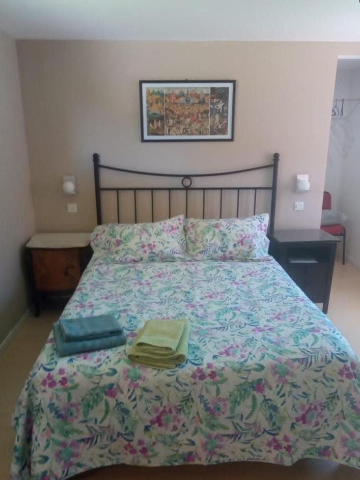 Bed, Photo of the whole room, Bedroom, towels
