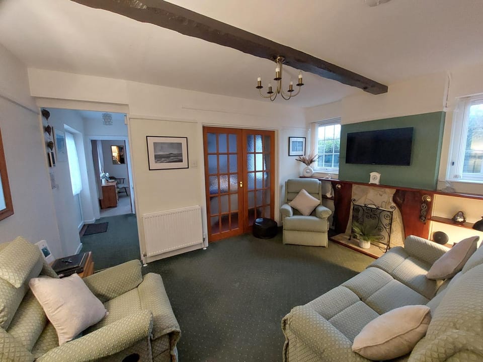 Private apartment, parking, sea and country views Apartment in Lyme Regis