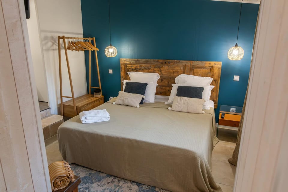 Photo of the whole room, Bedroom, towels, wardrobe