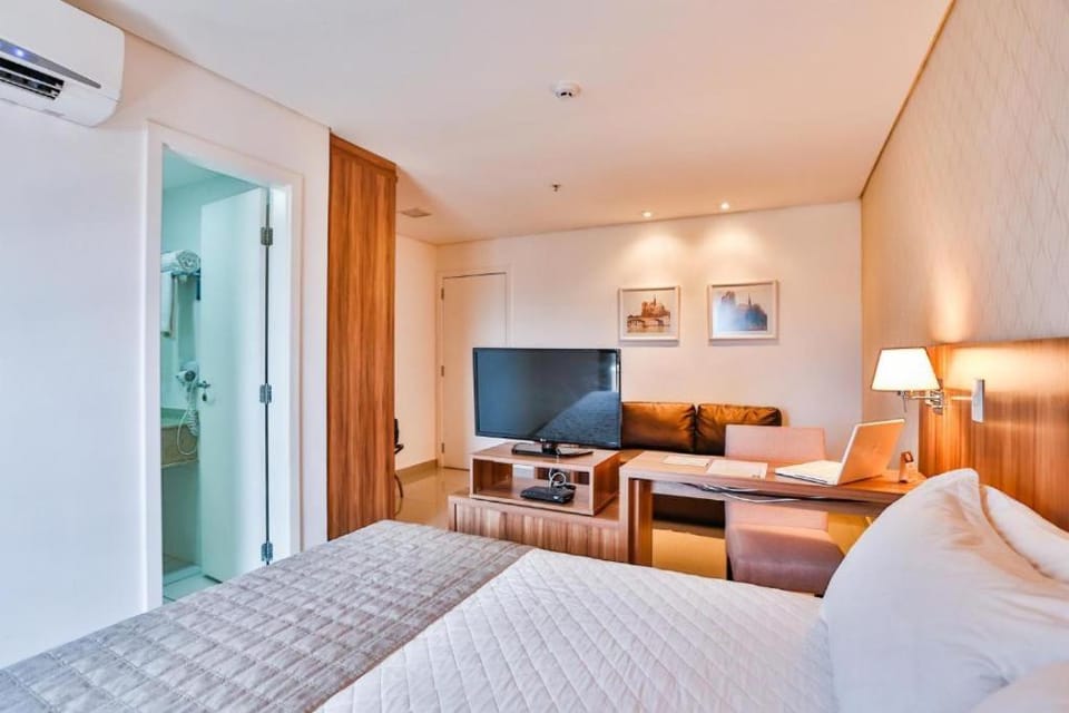 Bed, Seating area, Bedroom