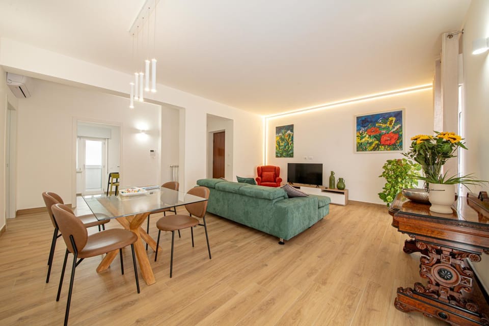 TV and multimedia, Living room, Seating area, Dining area