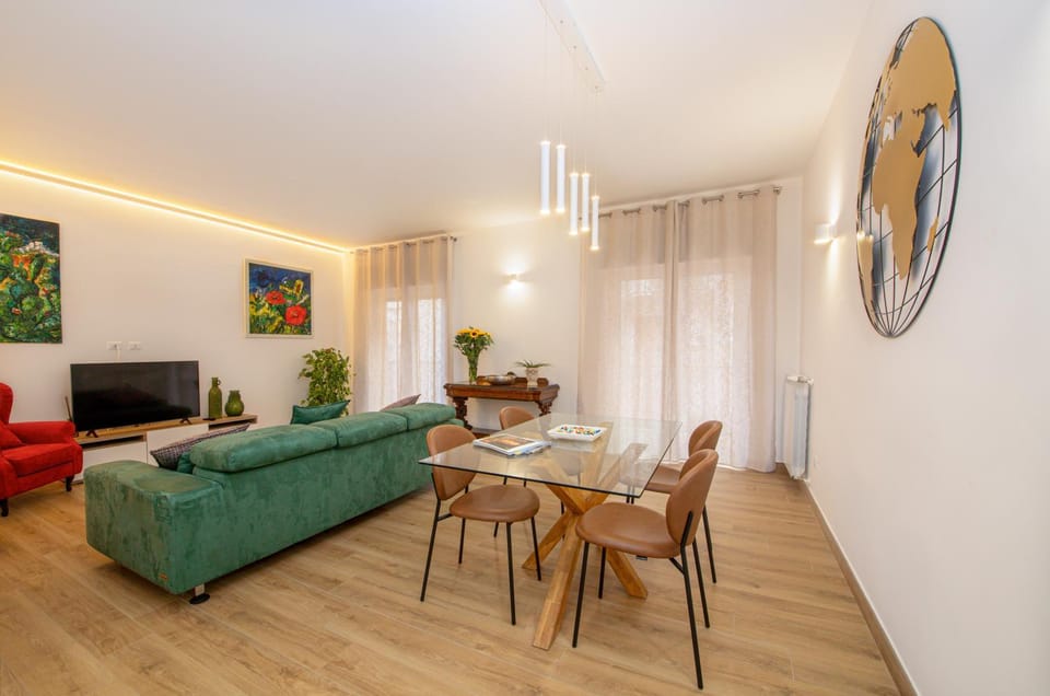 TV and multimedia, Living room, Seating area, Dining area