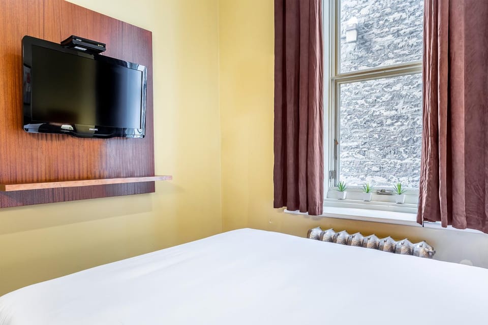 Bed, TV and multimedia, Bedroom