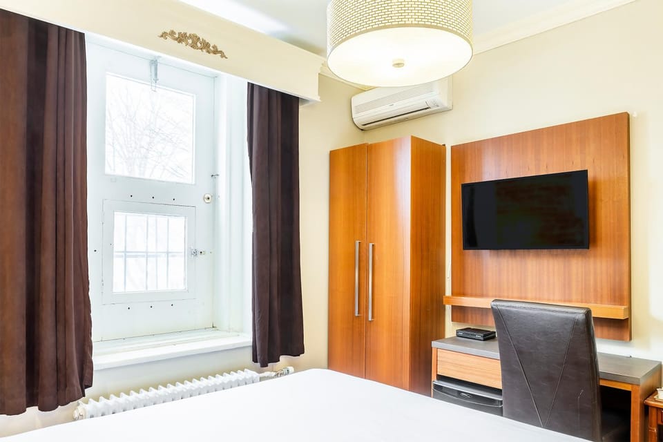 Bed, TV and multimedia, Bedroom, hair dresser, wardrobe, air conditioner
