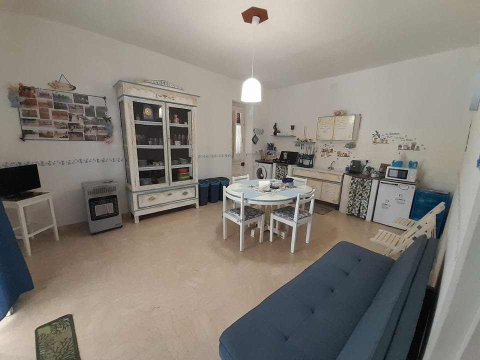 Kitchen or kitchenette, Dining area, stove