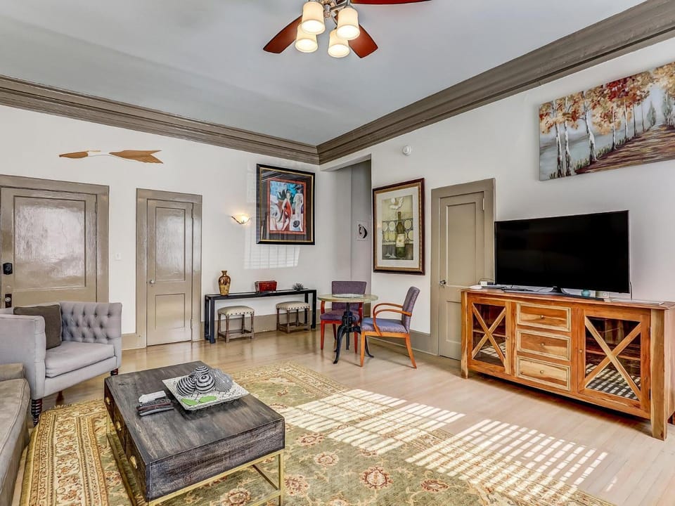 Drayton Place 1B Apartment in Savannah