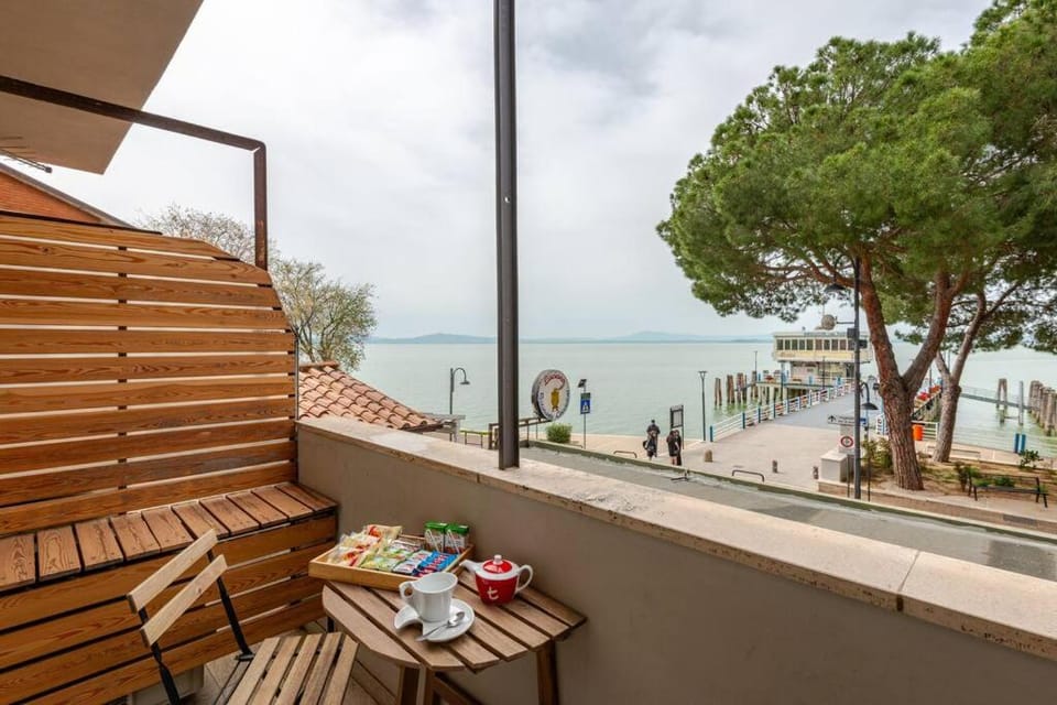 Natural landscape, View (from property/room), Balcony/Terrace, Food and drinks, Beach, Lake view
