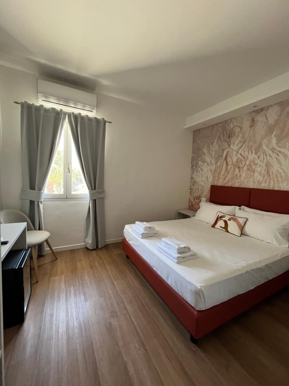 Bed, TV and multimedia, Photo of the whole room, Bedroom, towels, air conditioner