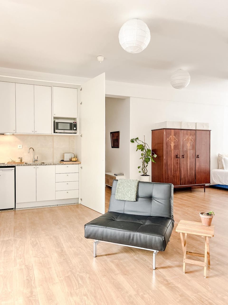 Kitchen or kitchenette, Living room, Seating area, Dining area