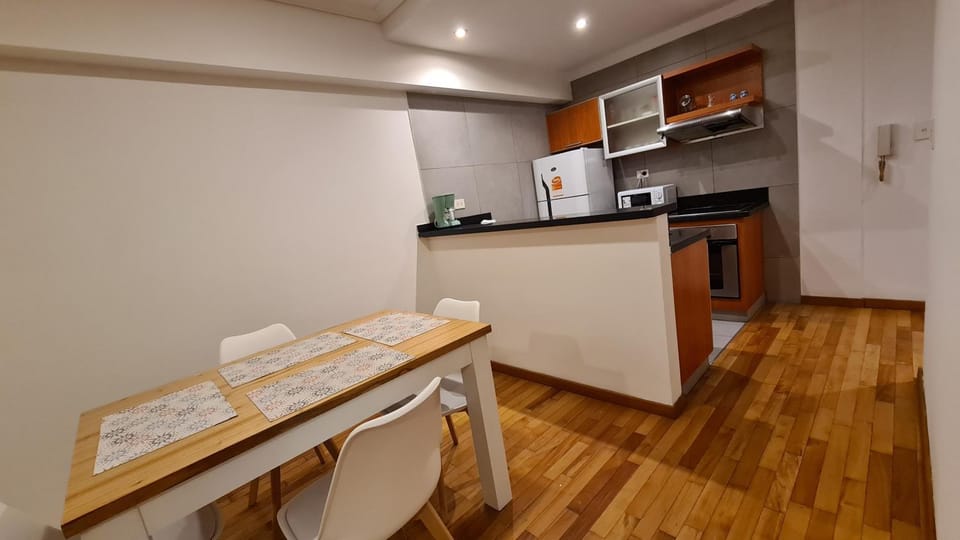 Kitchen or kitchenette, Dining area, minibar, oven, stove, toaster