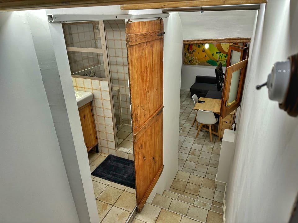 Toilet, Facade/entrance