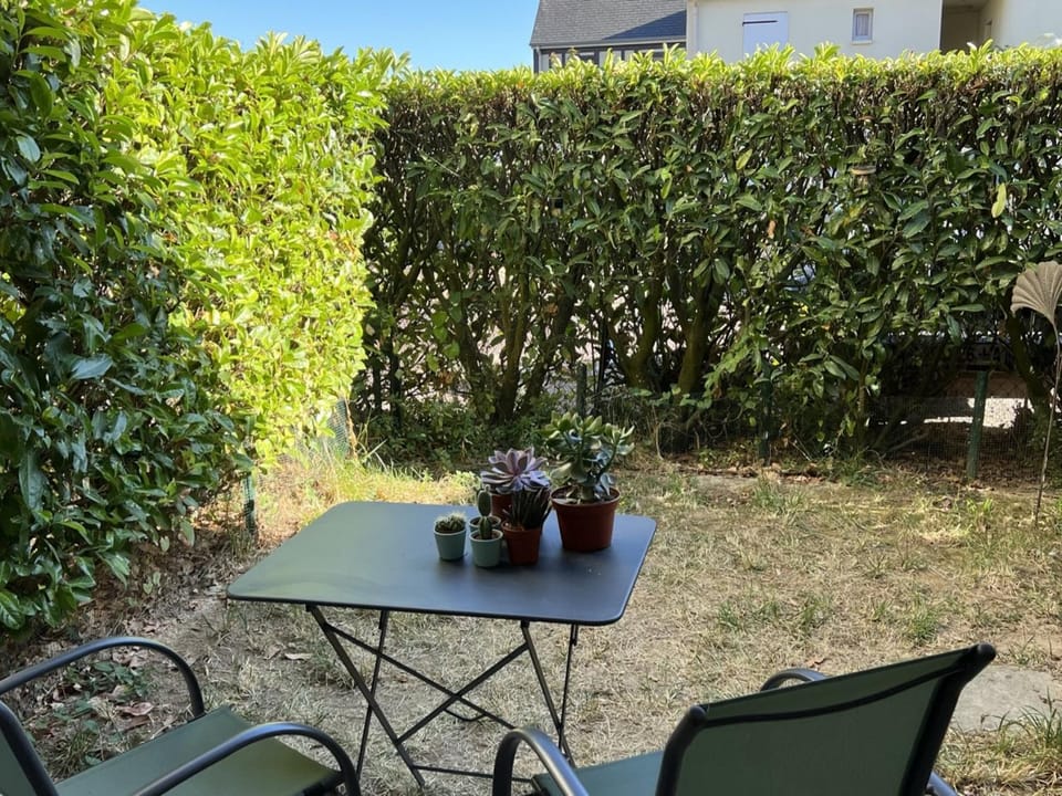 Appartement T2 avec Jardin, Proche Plage et Centre, Parking Privé, Animaux Acceptés, Wi-Fi Gratuit - FR-1-487-342 Apartment in Cabourg