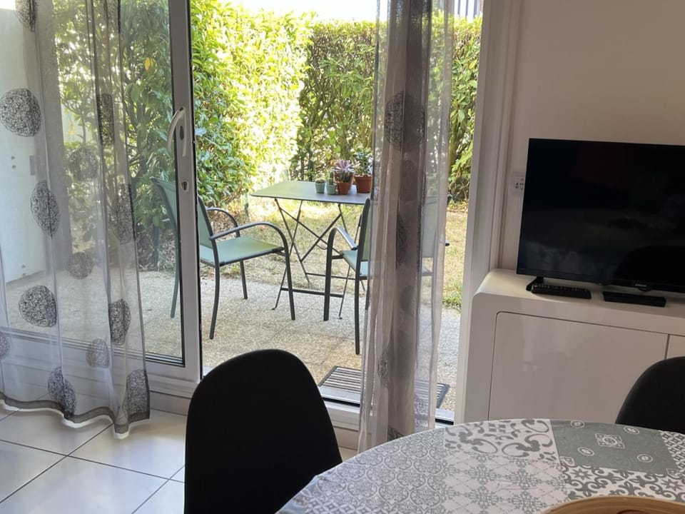 Appartement T2 avec Jardin, Proche Plage et Centre, Parking Privé, Animaux Acceptés, Wi-Fi Gratuit - FR-1-487-342 Apartment in Cabourg