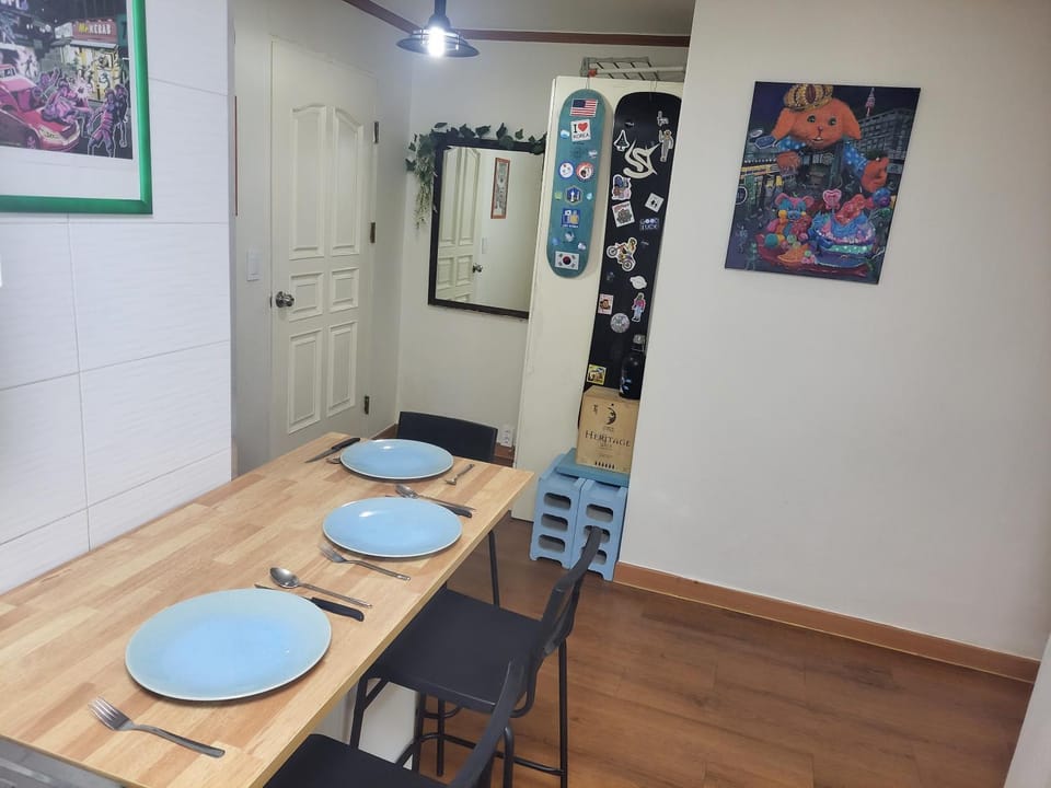 Kitchen or kitchenette, Dining area