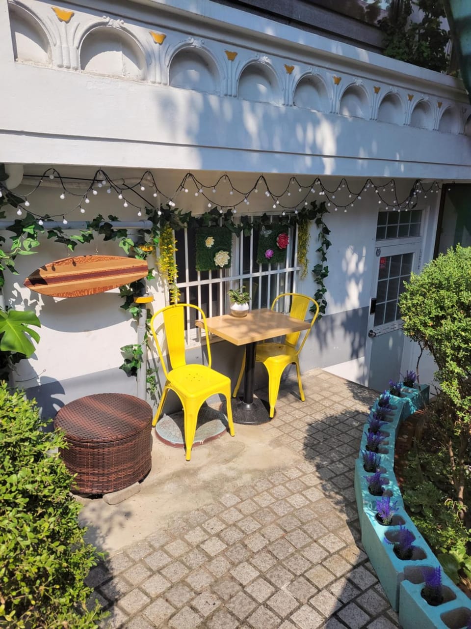 Property building, Patio, Facade/entrance, Spring, Day, Garden, Dining area, Garden view