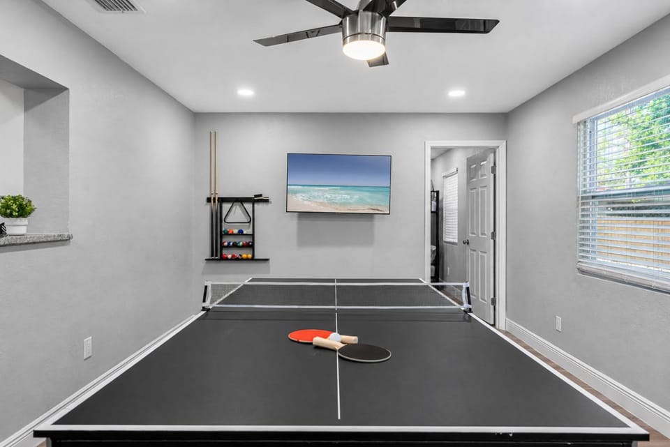 Sunny Haven House - Heated Pool Home Sleeps 10 Near Busch Gardens, Tampa House in Tampa