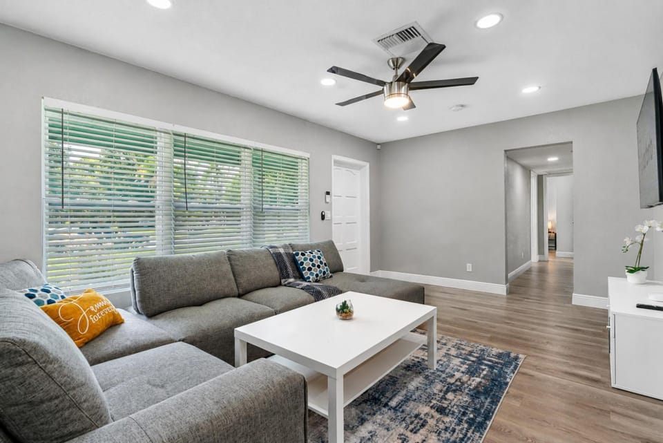 Sunny Haven House - Heated Pool Home Sleeps 10 Near Busch Gardens, Tampa House in Tampa
