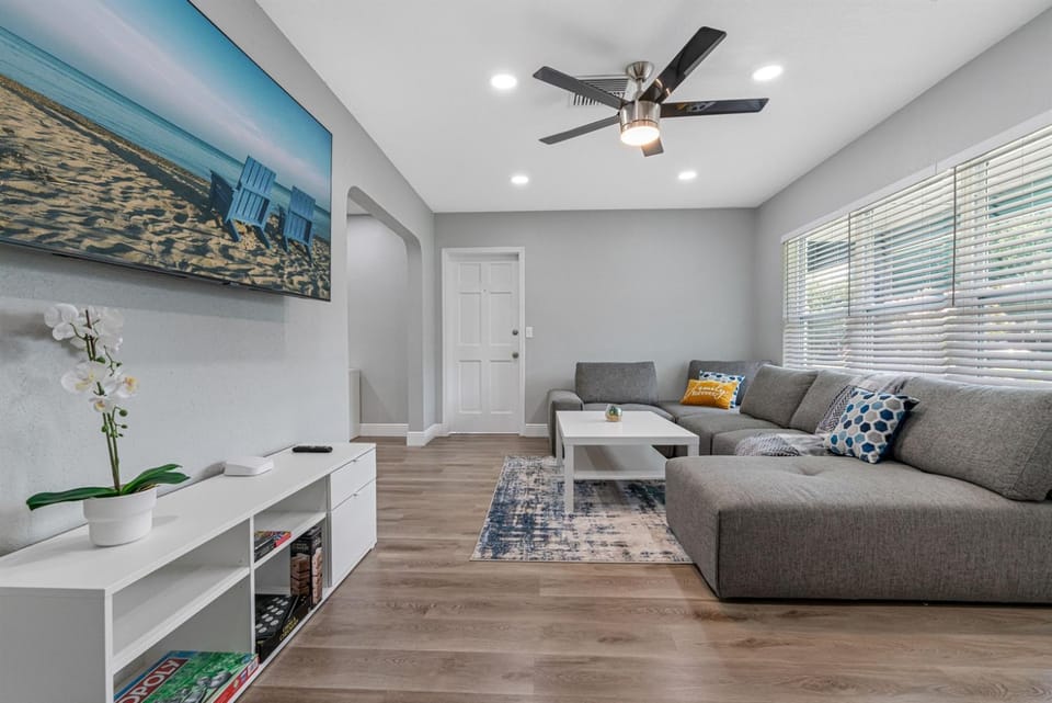 Sunny Haven House - Heated Pool Home Sleeps 10 Near Busch Gardens, Tampa House in Tampa