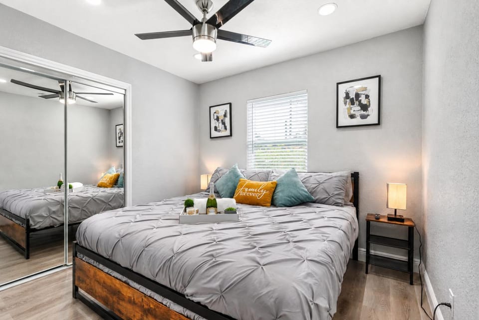 Sunny Haven House - Heated Pool Home Sleeps 10 Near Busch Gardens, Tampa House in Tampa