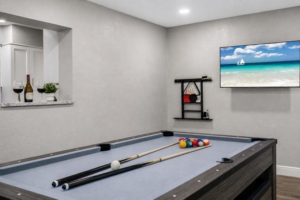 Sunny Haven House - Heated Pool Home Sleeps 10 Near Busch Gardens, Tampa House in Tampa