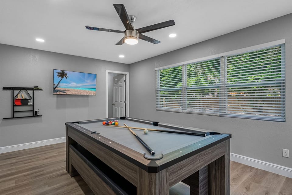 Sunny Haven House - Heated Pool Home Sleeps 10 Near Busch Gardens, Tampa House in Tampa
