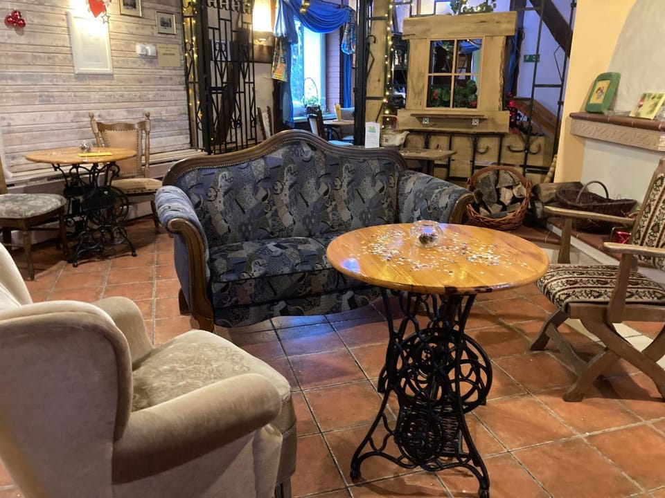 Restaurant/places to eat, Lounge or bar, Banquet/Function facilities, Seating area
