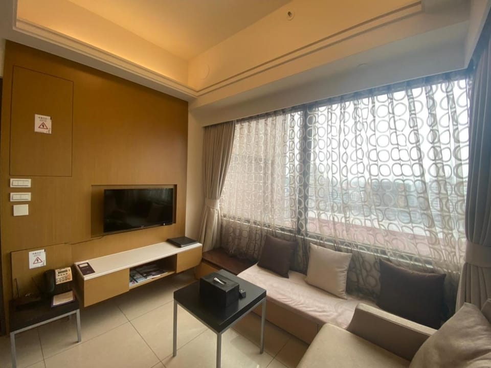 TV and multimedia, Living room, Seating area, Evening entertainment