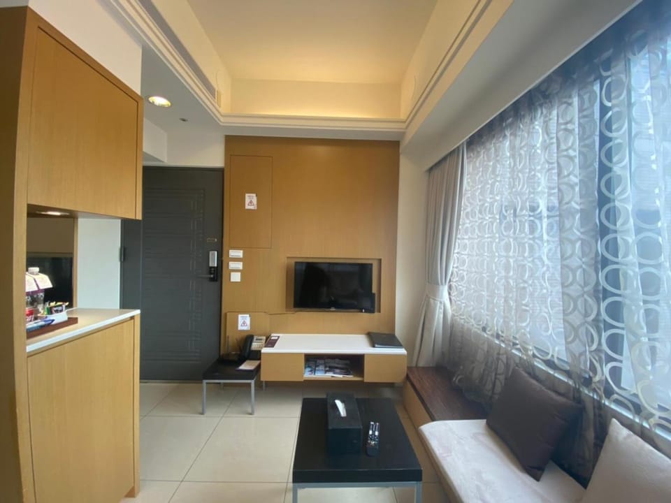 TV and multimedia, Living room, Seating area, Evening entertainment