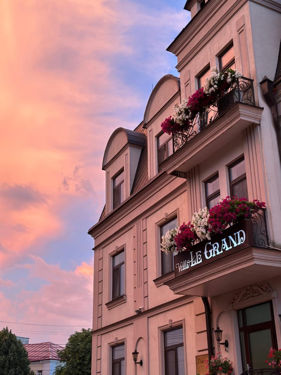 Property building, Facade/entrance, Sunset