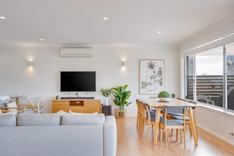 TV and multimedia, Living room, Dining area