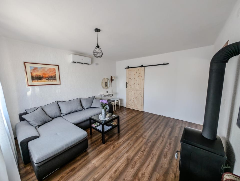 TV and multimedia, Living room, Seating area, fireplace