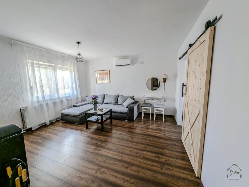 Bed, Living room, Photo of the whole room, Seating area, fireplace, air conditioner