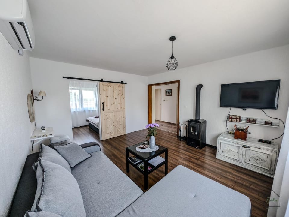 Communal lounge/ TV room, TV and multimedia, Living room, Photo of the whole room, Seating area, air conditioner