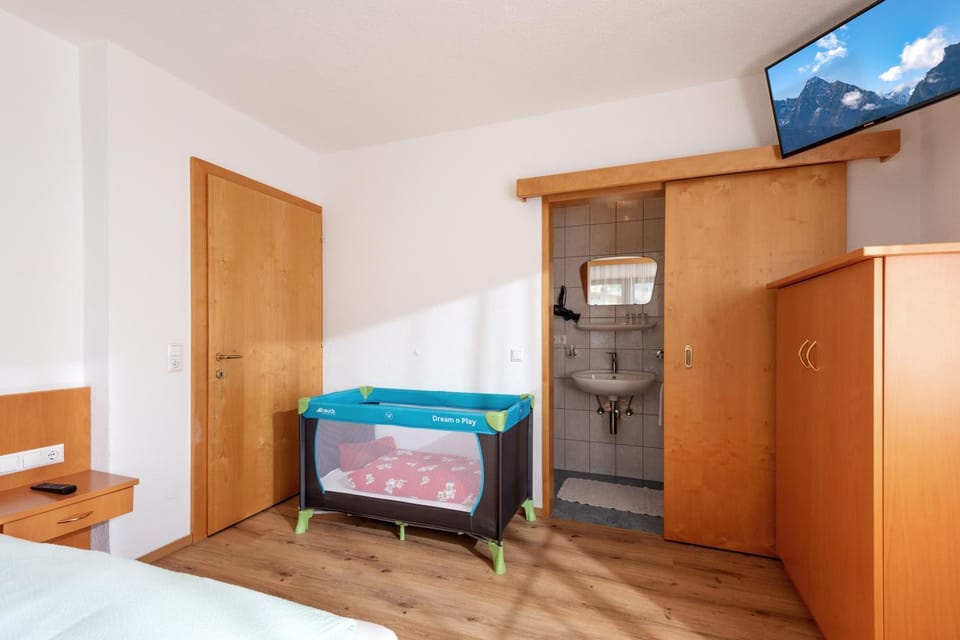 Bed, TV and multimedia, Photo of the whole room, Bedroom, wardrobe