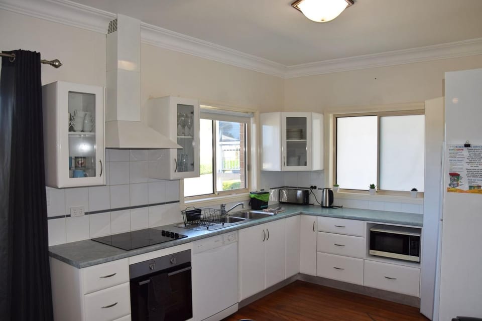 Adacos 19 On Sturt - Bring your own linen House in South West Rocks