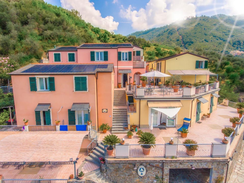 Facade/entrance, Balcony/Terrace