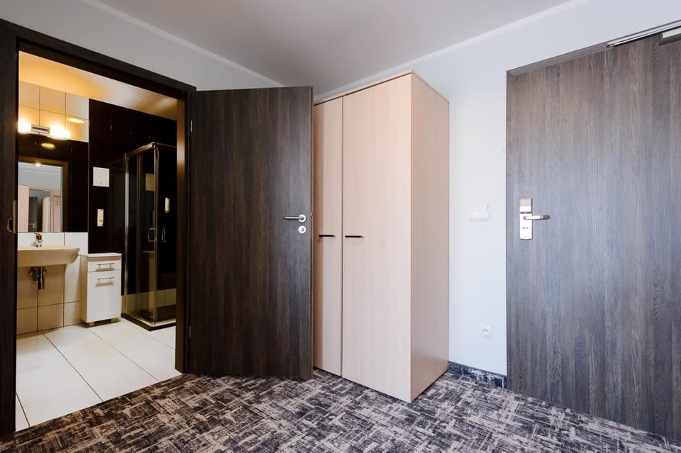 Shower, Bathroom, wardrobe