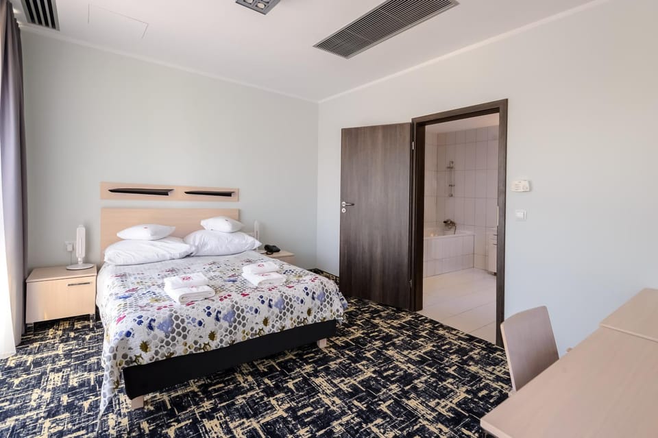 Bed, Bedroom, towels, wardrobe