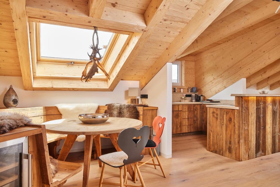 Kitchen or kitchenette, Seating area, Dining area