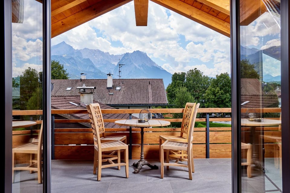 Natural landscape, View (from property/room), Balcony/Terrace, Dining area, Mountain view