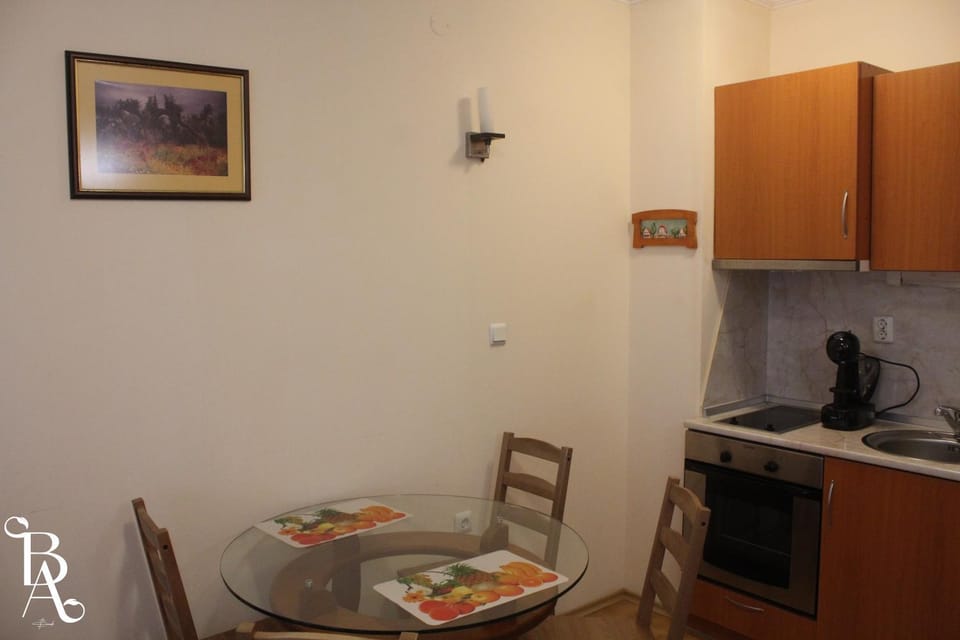 Kitchen or kitchenette, Food and drinks, Dining area, Food, minibar
