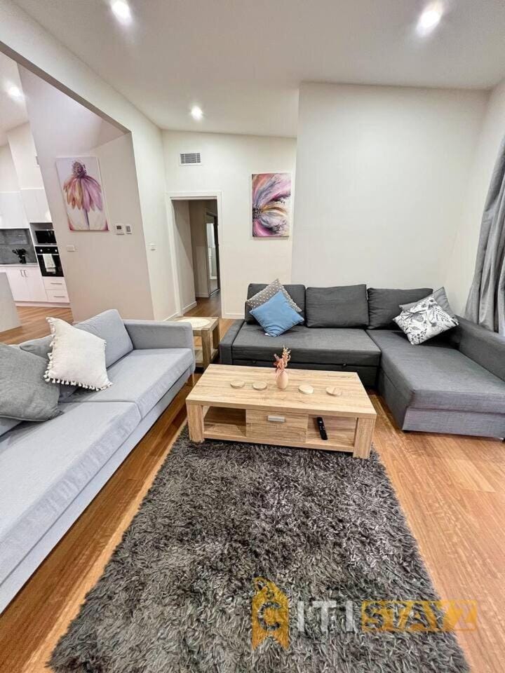 Lavish in Lyons - 3bd 2bth Spacious & Modern Home House in Canberra