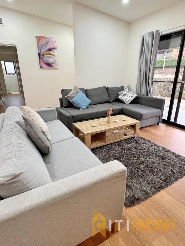 Lavish in Lyons - 3bd 2bth Spacious & Modern Home House in Canberra