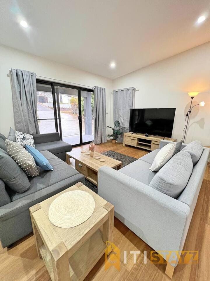 Lavish in Lyons - 3bd 2bth Spacious & Modern Home House in Canberra